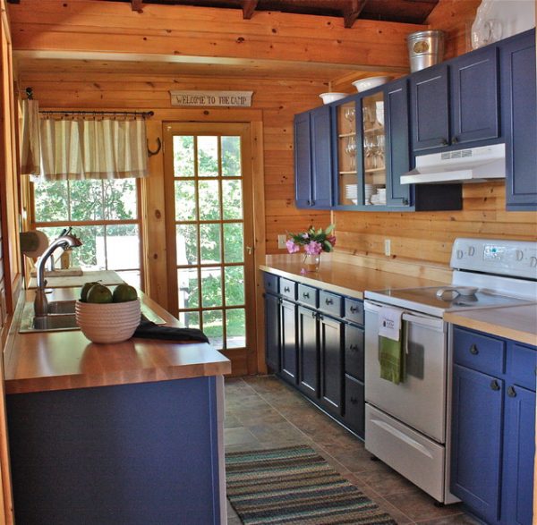 Синий цвет в интерьере кухни в деревянном доме