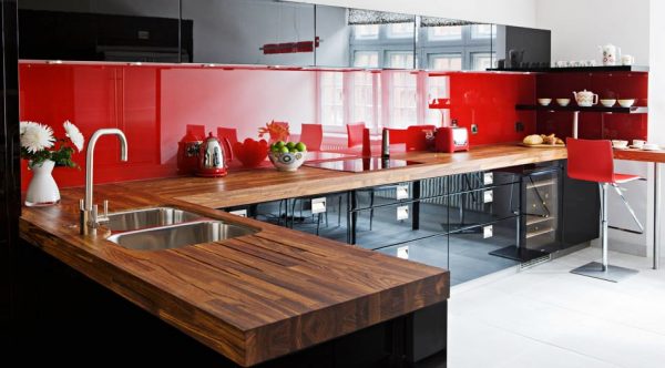 чёрно-красная кухня с деревянной столешницей