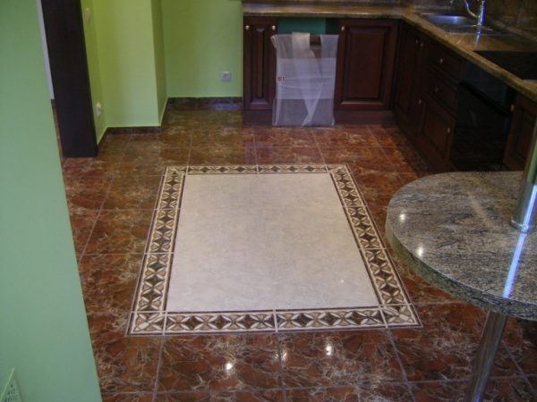 плитка на полу кухни