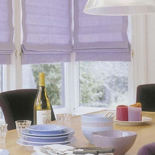 фиолетовые римские шторы на кухне