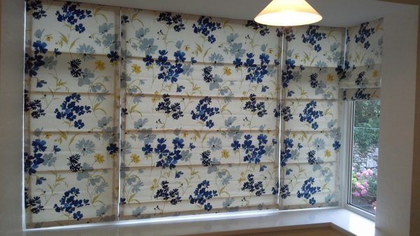 синие римские шторы на кухне