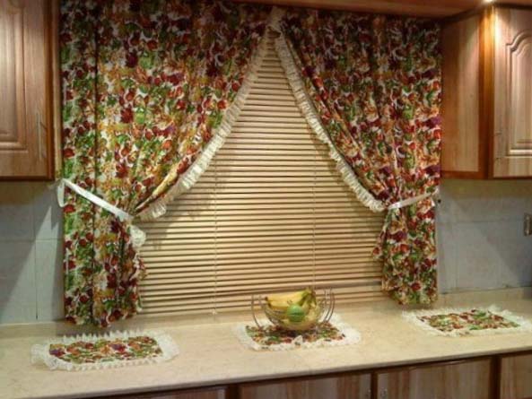 короткие шторы в интерьере кухни
