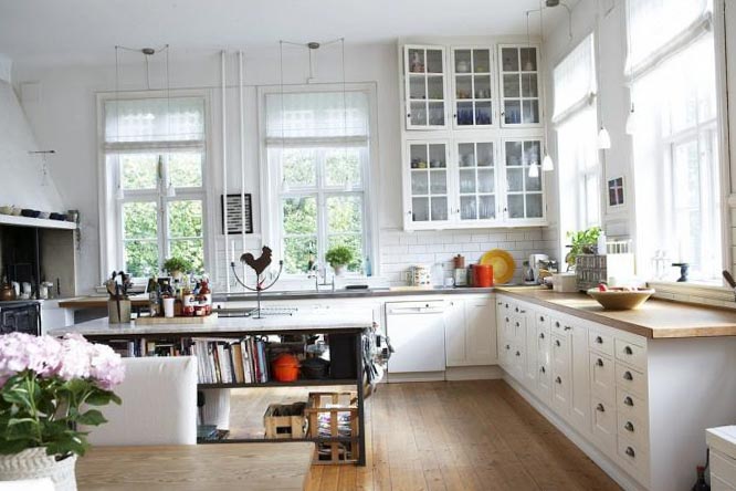 белые шторы в интерьере кухни