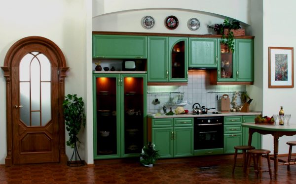 зелёная кухня в классическом стиле