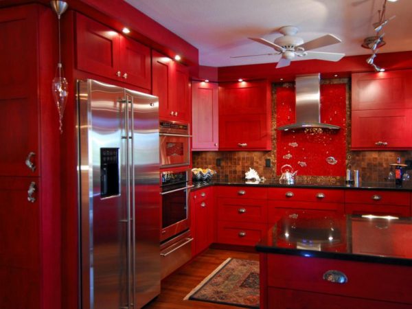 красная кухня в классическом стиле