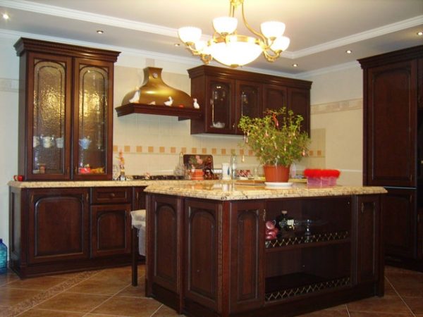 коричневая кухня в классическом стиле