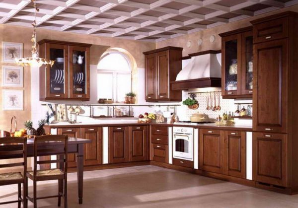 угловая коричневая кухня в классическом стиле