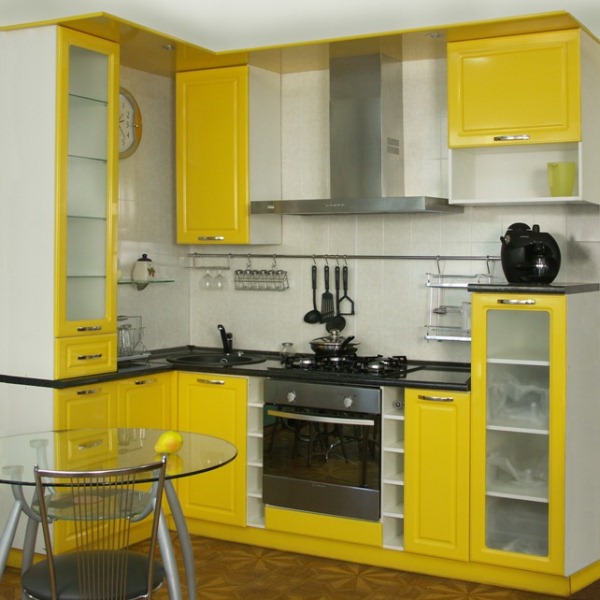 жёлтая угловая кухня в хрущёвке