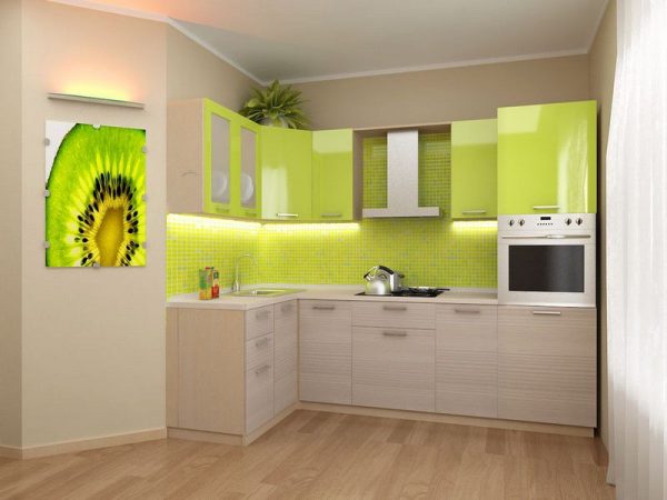 угловой кухонный гарнитур на маленькой кухне с жёлтым фартуком