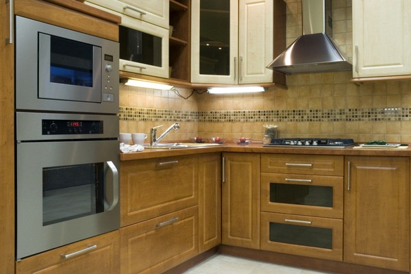деревянный угловой кухонный гарнитур на маленькой кухне