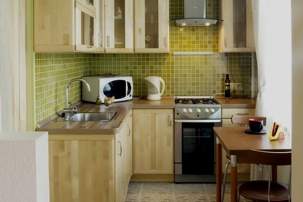 деревянный угловой кухонный гарнитур на маленькой кухне