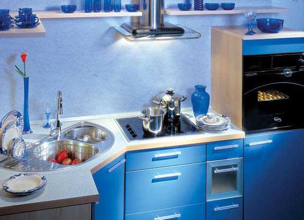синяя угловая кухня в хрущёвке