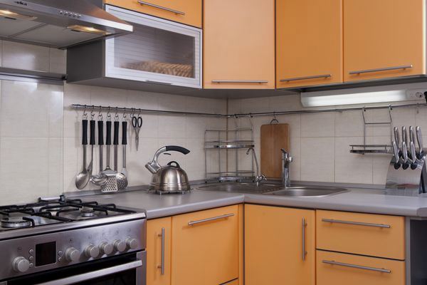 оранжевый угловой кухонный гарнитур на маленькой кухне